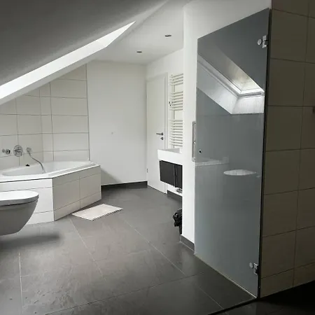 Modern For Up To 4 People In 公寓 *